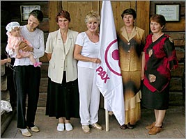 The representatives of the Roerich's museum of Uimon valley and Alicia Rodriges (with the Banner of Peace) at the entrance in the museum.