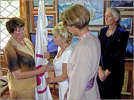 Алисия Родригес вручает Знамя Мира представителям рериховского музея Уймонской долины.