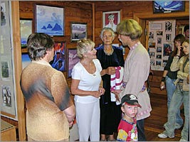 Алисия Родригес беседует с посетителями рериховского музея Уймонской долины.