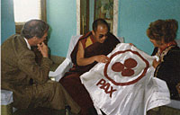 Президент МКЗМ Алисия Родригес вручает Знамя Мира Далай-ламе в Индии