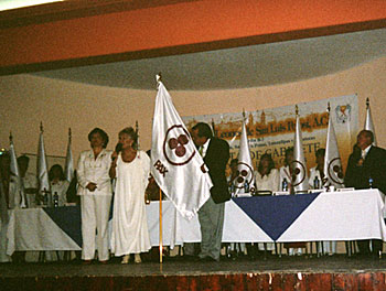 Алисия Родригес вручает Знамя Мира в San Luis Potosi, 29.11.04.