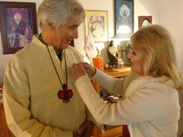 Международный Комитет Знамени Мира вручает медаль Рериха Хосе Аргуэльсу