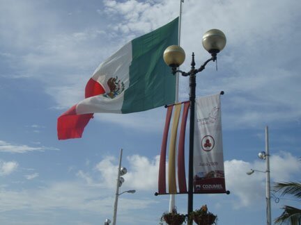 La Bandera de la Paz en la bella Cozumel, isla de paz