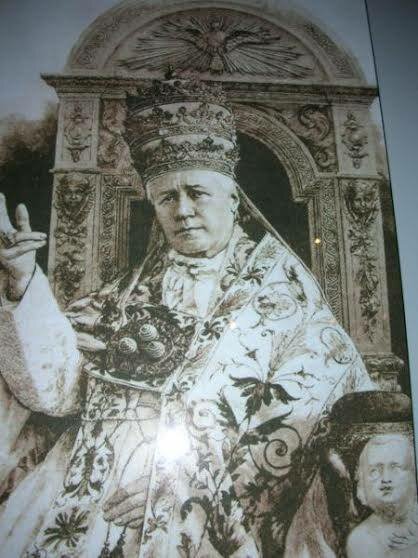 papa pio x con la bandera de la paz en su casulla