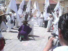 La Bandera de la Paz en la Cima de la Peña Mágica de Bernal-Querétaro