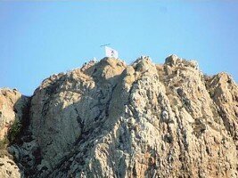 La Bandera de la Paz en la Cima de la Peña Mágica de Bernal-Querétaro