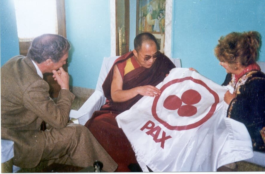 Recordando la Entrega de la Bandera de la Paz al dalái lama en Dharamsala India