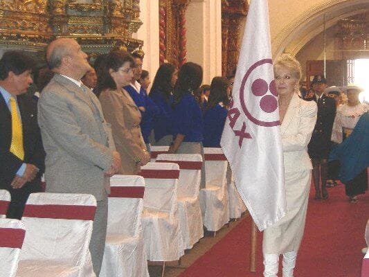 Alicia Rodríguez entrega la Bandera de la Paz en Quito, Ecuador