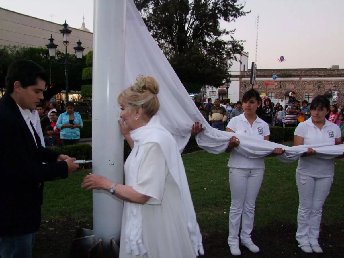 Izamiento de monumental Bandera de la Paz en Zitácuaro, Michoacán, México