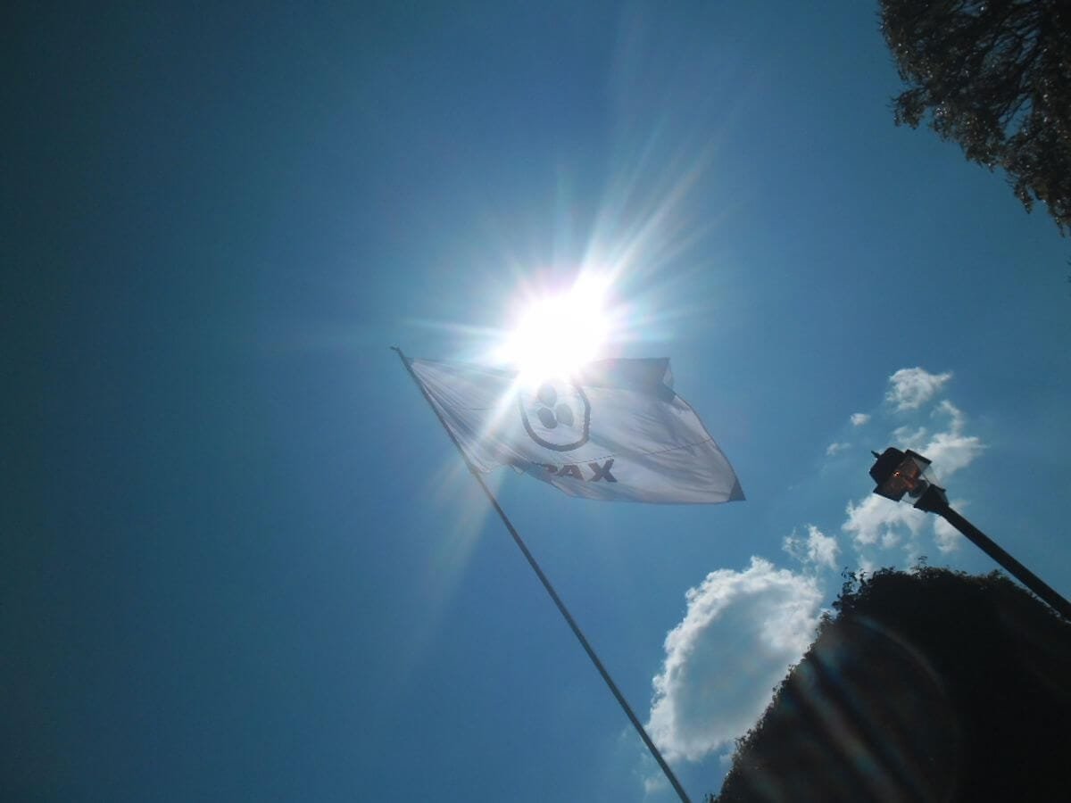 Zacualpan retoma su compromiso con la Bandera de la Paz e iza una Mega Bandera